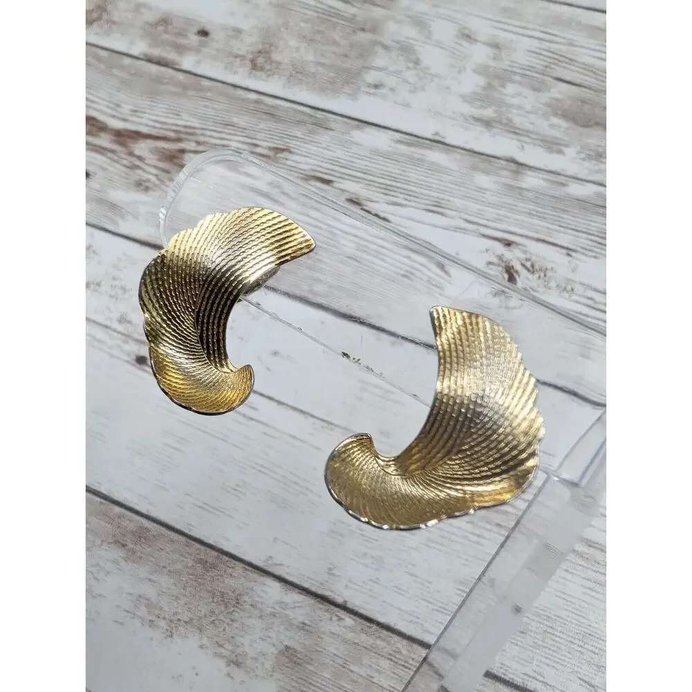 Vintage Avon Clip On Earrings - Gold Tone Swish 7/8